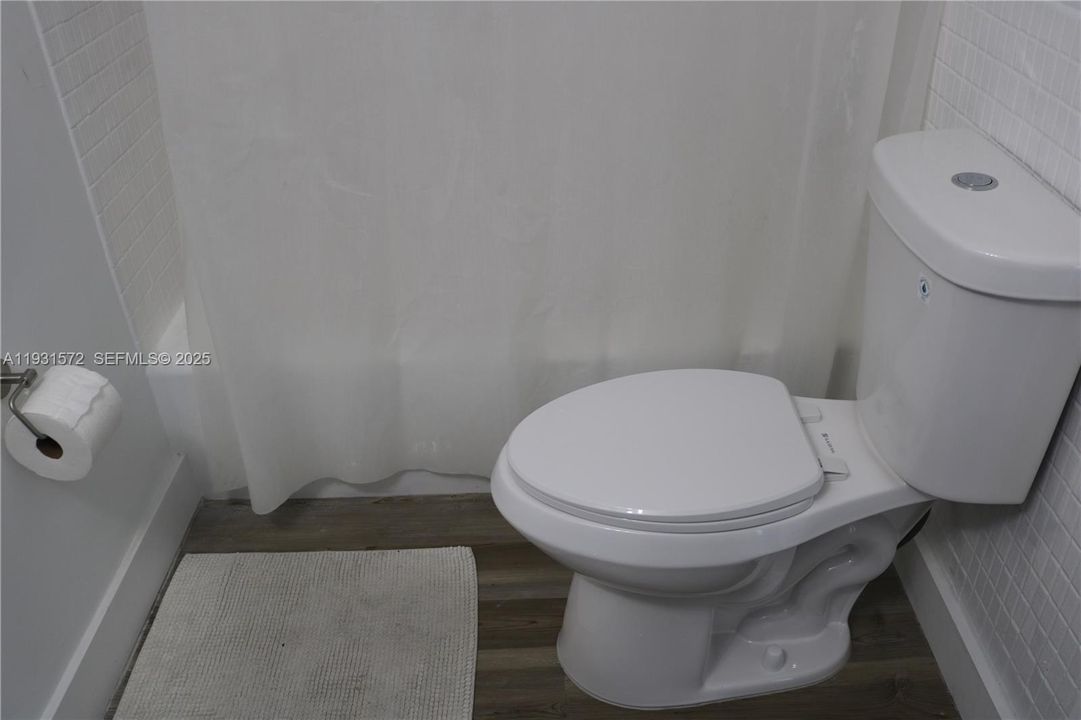 待售: $165,000 (1 贝兹, 1 浴室, 898 平方英尺)