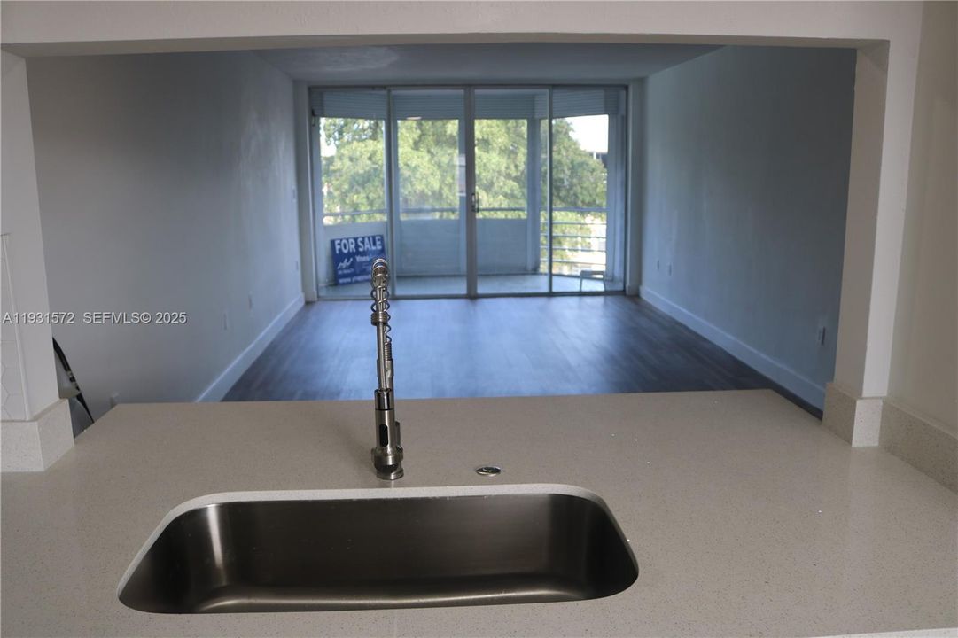 待售: $165,000 (1 贝兹, 1 浴室, 898 平方英尺)