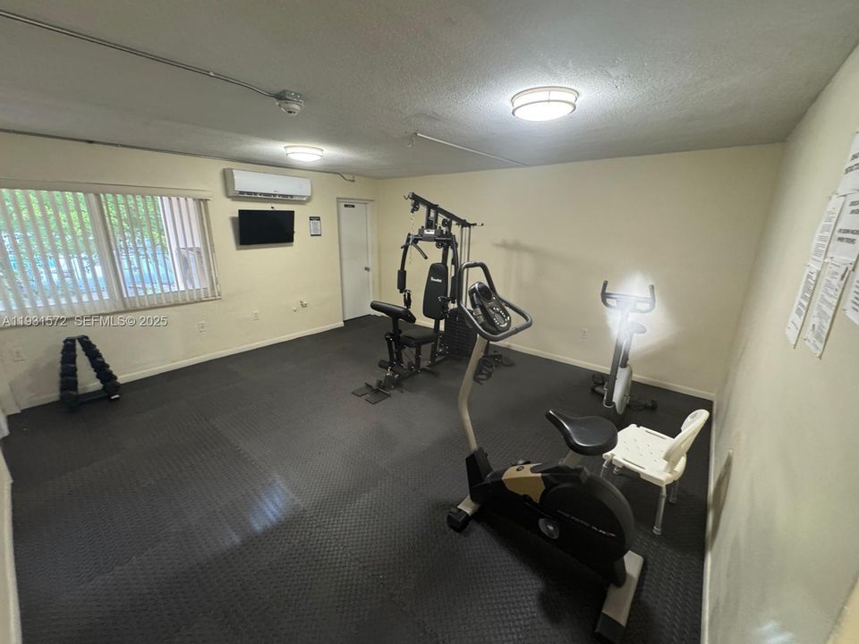 待售: $165,000 (1 贝兹, 1 浴室, 898 平方英尺)