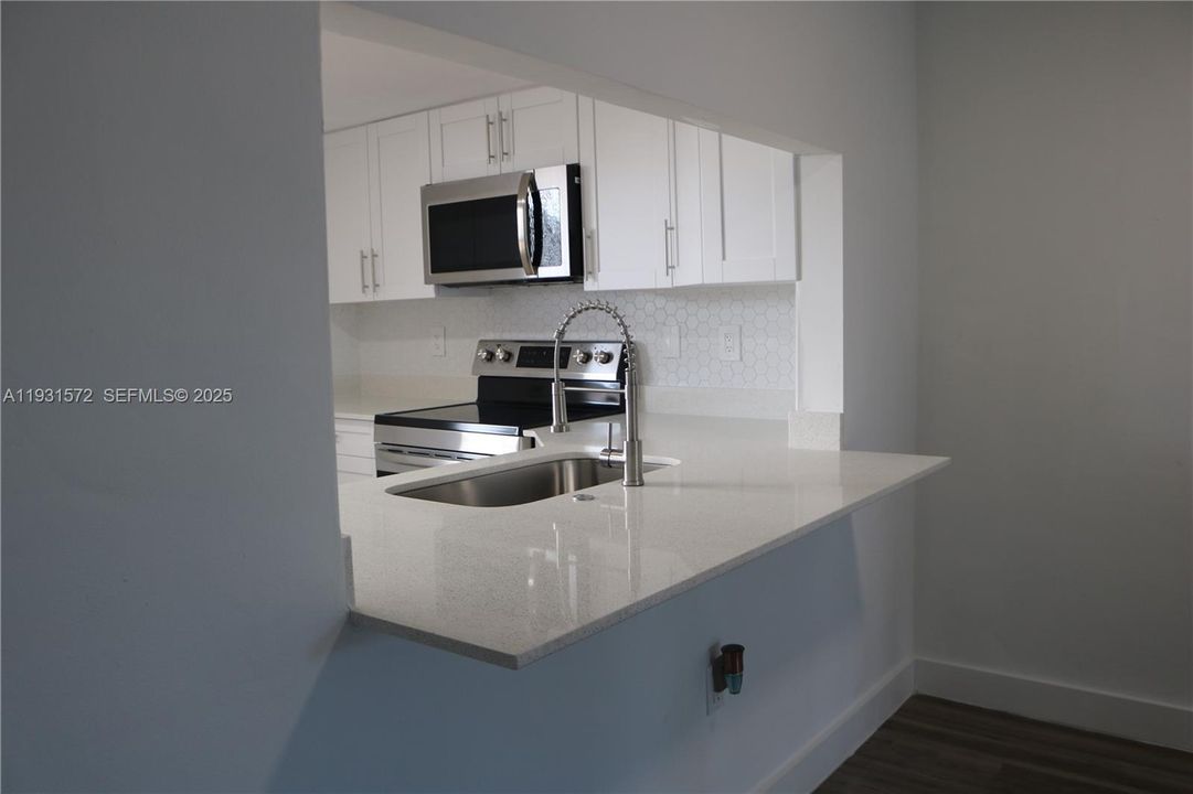 待售: $165,000 (1 贝兹, 1 浴室, 898 平方英尺)