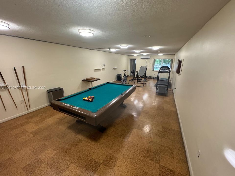 待售: $165,000 (1 贝兹, 1 浴室, 898 平方英尺)