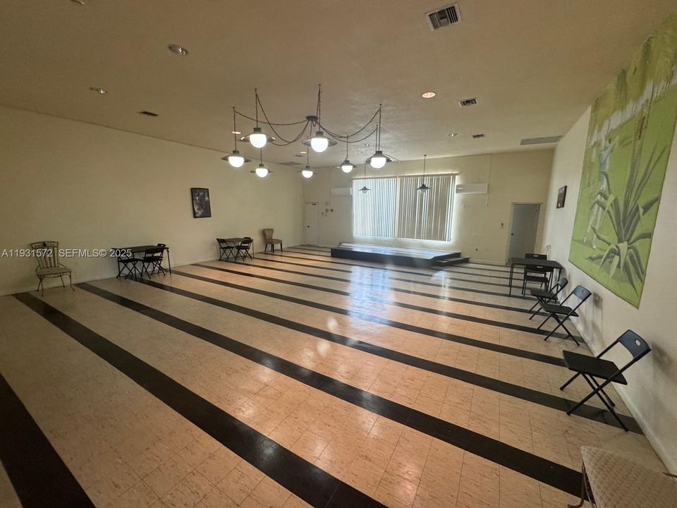 待售: $165,000 (1 贝兹, 1 浴室, 898 平方英尺)