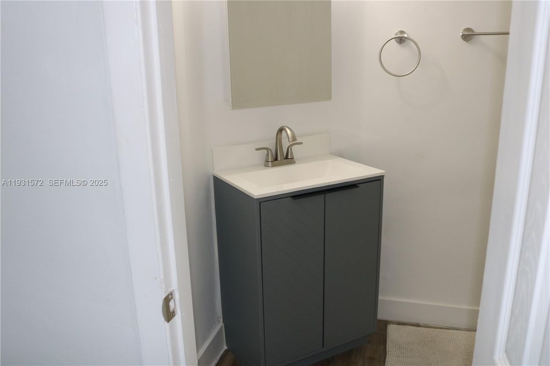 待售: $165,000 (1 贝兹, 1 浴室, 898 平方英尺)