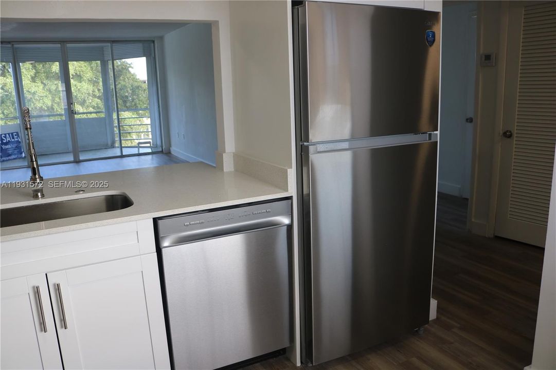 待售: $165,000 (1 贝兹, 1 浴室, 898 平方英尺)