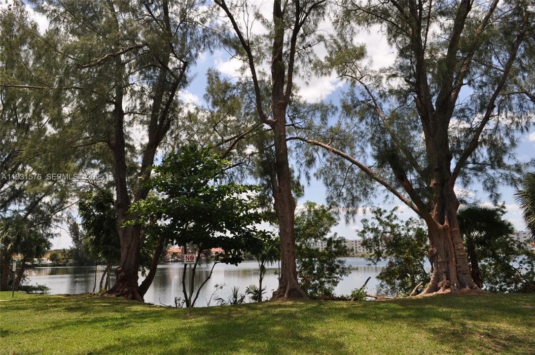 For Rent: $2,225 (2 beds, 2 baths, 960 Square Feet)