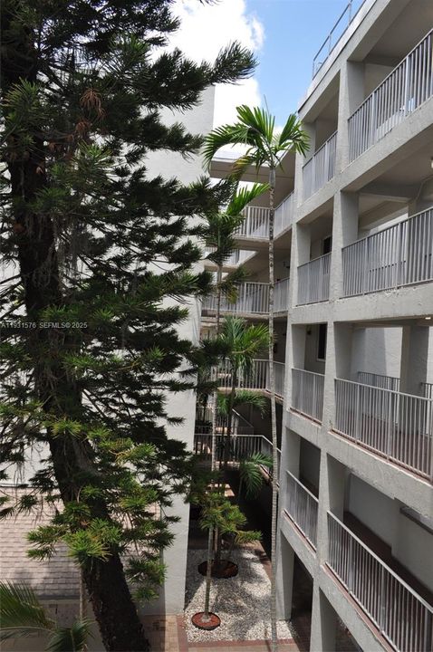 For Rent: $2,225 (2 beds, 2 baths, 960 Square Feet)