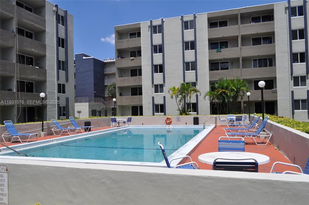 For Rent: $2,225 (2 beds, 2 baths, 960 Square Feet)