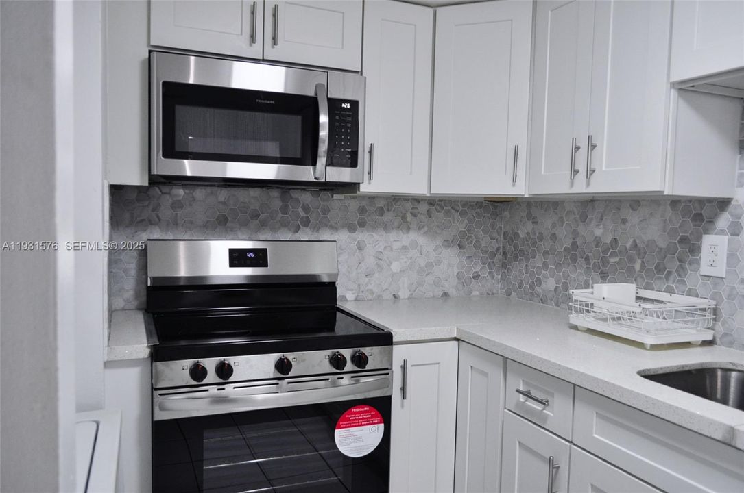 For Rent: $2,225 (2 beds, 2 baths, 960 Square Feet)