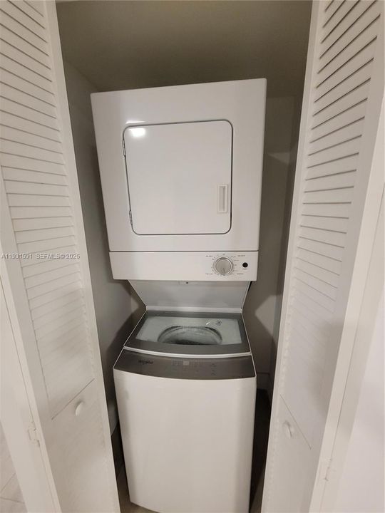 Activo con contrato: $2,350 (2 camas, 2 baños, 29413 Pies cuadrados)