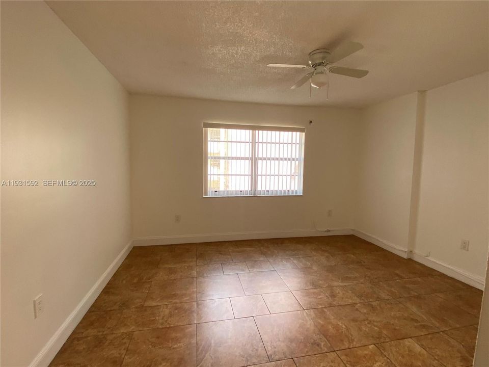 待售: $215,000 (1 贝兹, 1 浴室, 610 平方英尺)