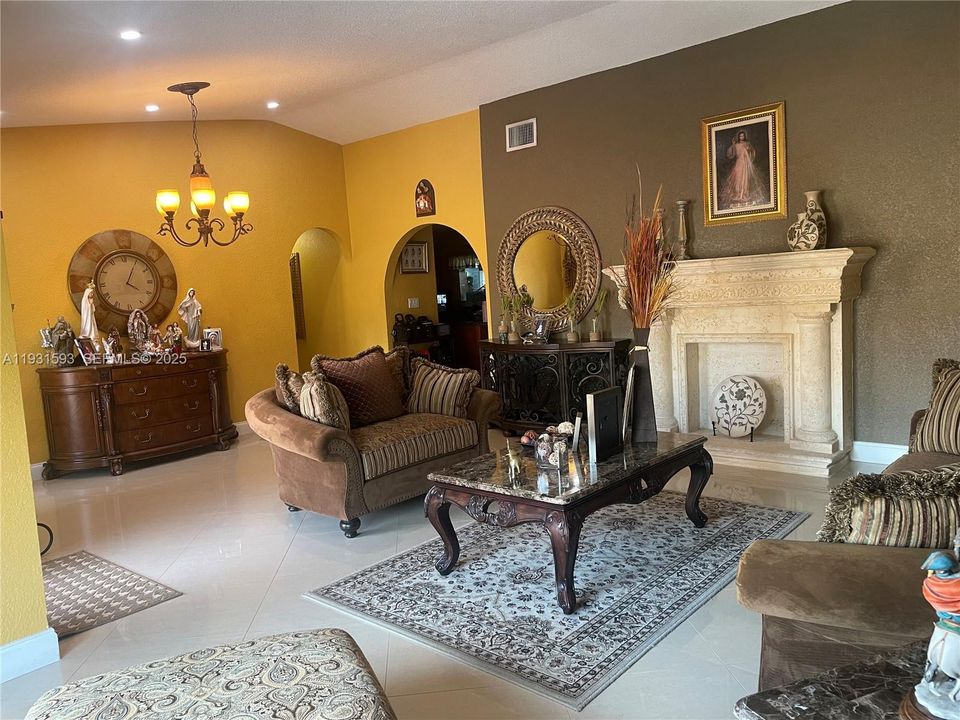 For Sale: $699,900 (4 beds, 3 baths, 1921 Square Feet)