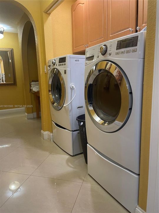 For Sale: $699,900 (4 beds, 3 baths, 1921 Square Feet)