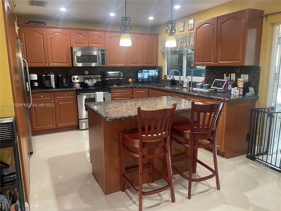 For Sale: $699,900 (4 beds, 3 baths, 1921 Square Feet)