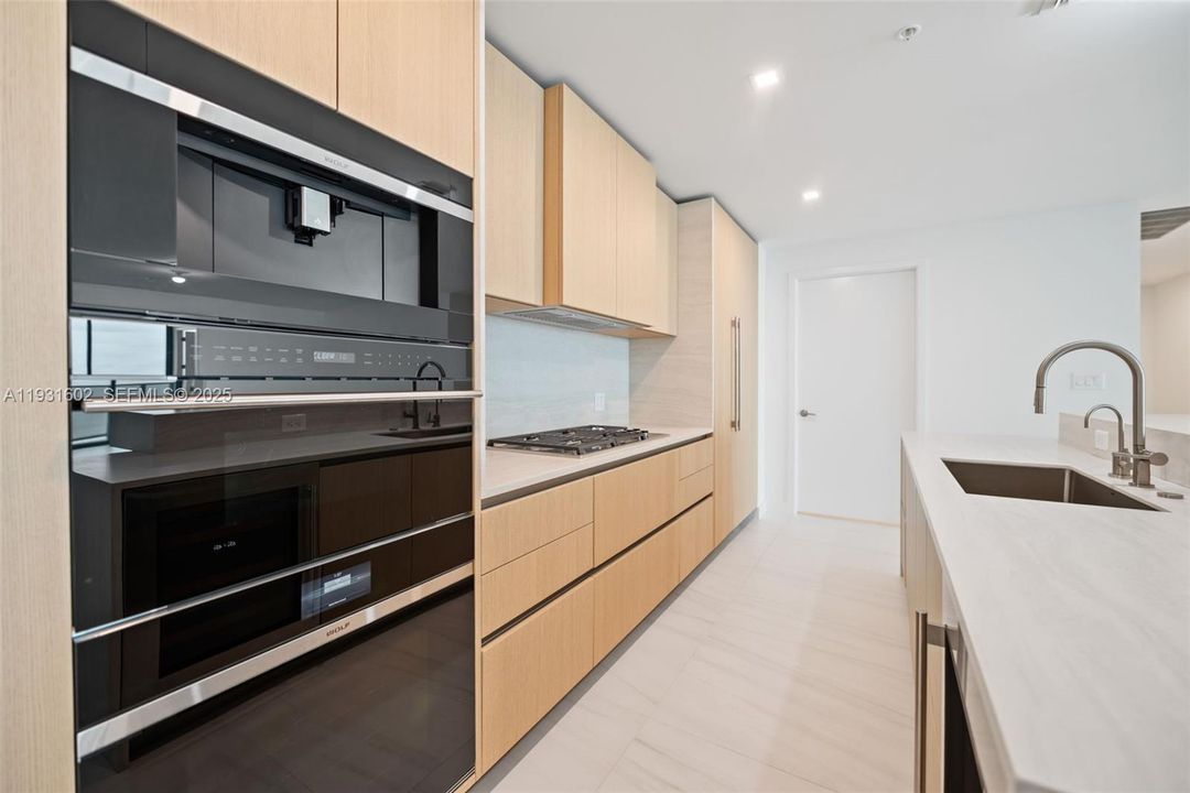 For Sale: $3,650,000 (3 beds, 3 baths, 2632 Square Feet)