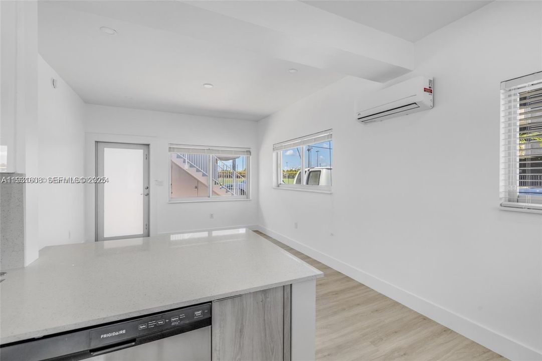 For Rent: $1,900 (1 beds, 1 baths, 1029 Square Feet)