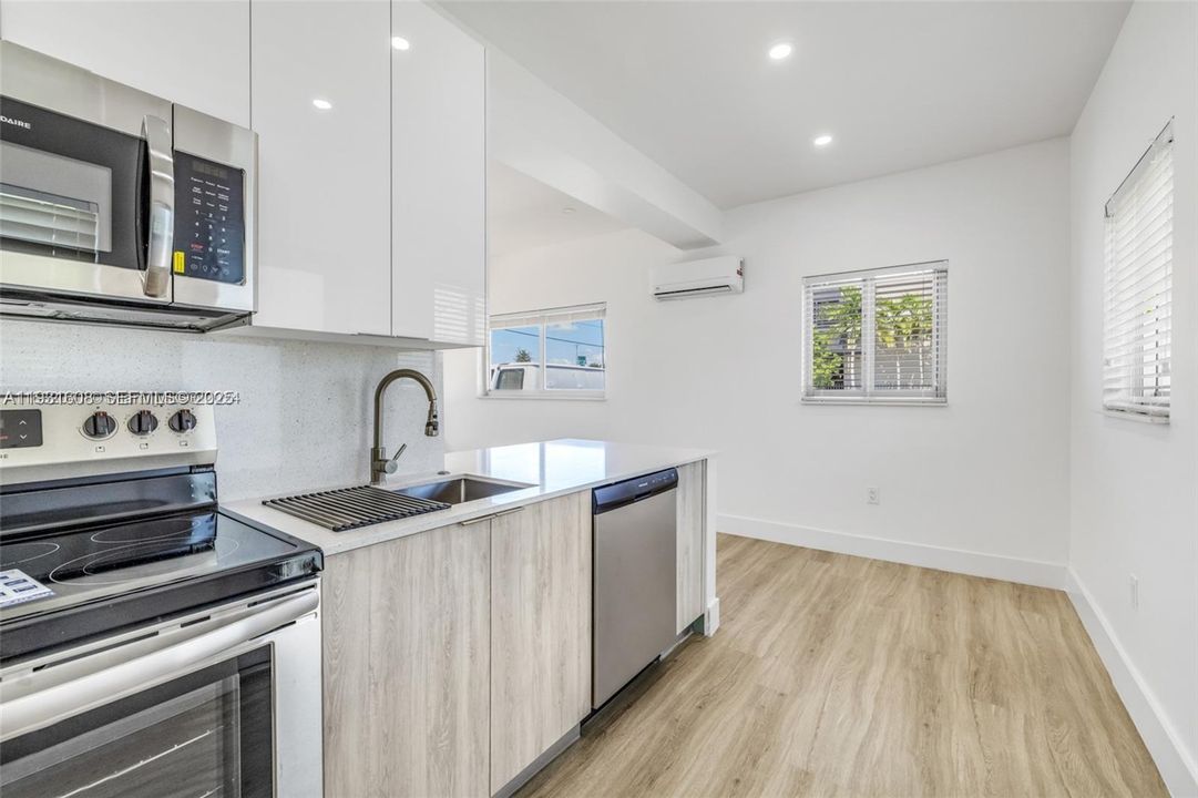 For Rent: $1,900 (1 beds, 1 baths, 1029 Square Feet)