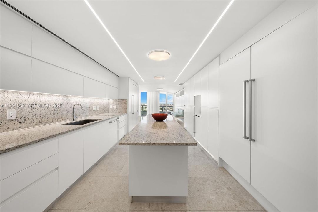 Kitchen & Breakfast Area