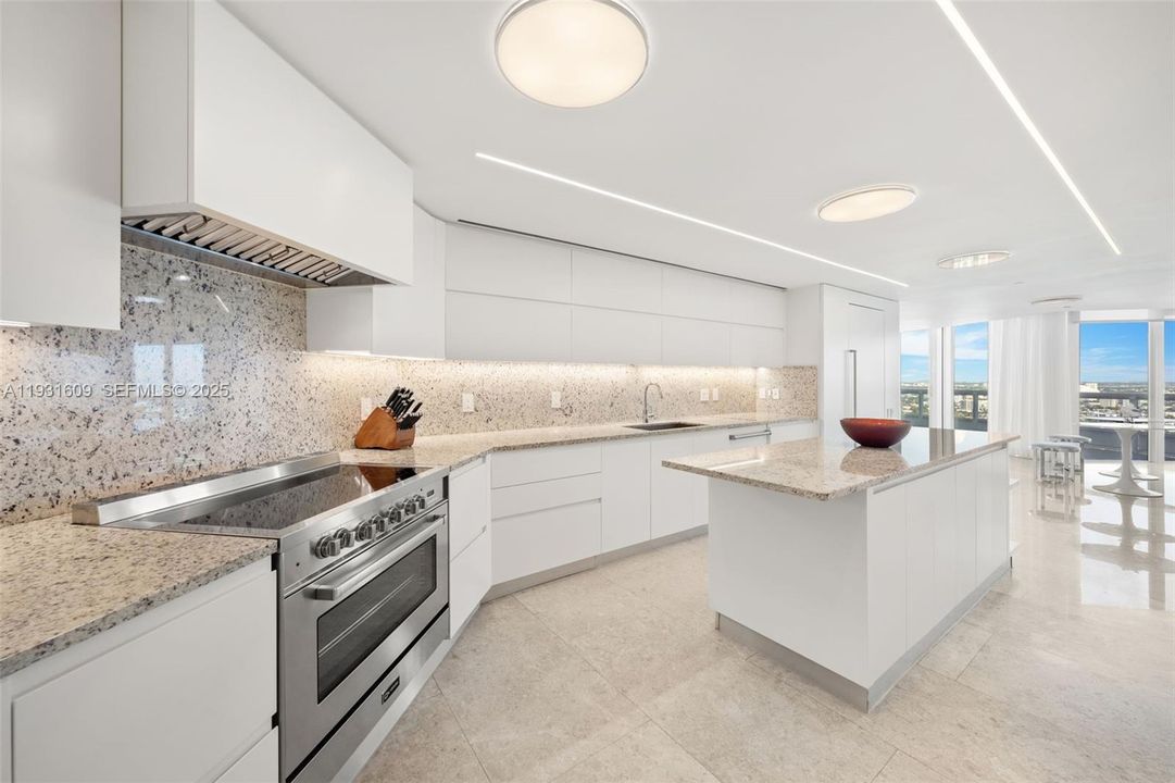 Pristine and fully equipped kitchen