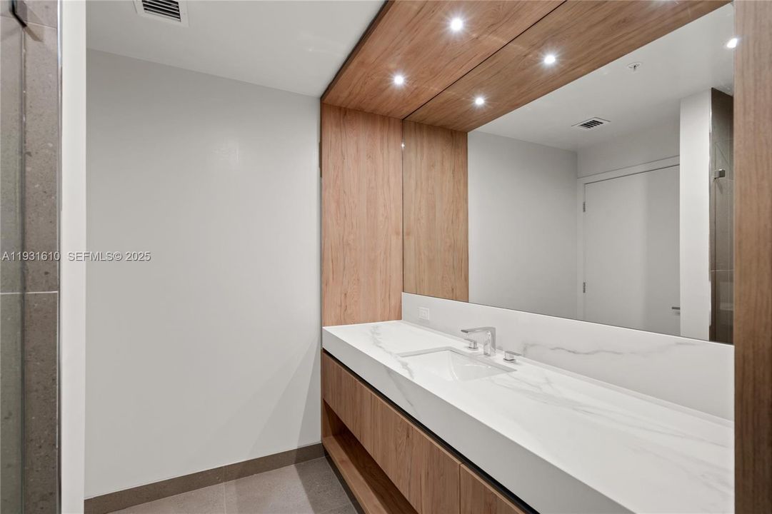 For Rent: $3,800 (1 beds, 1 baths, 600 Square Feet)