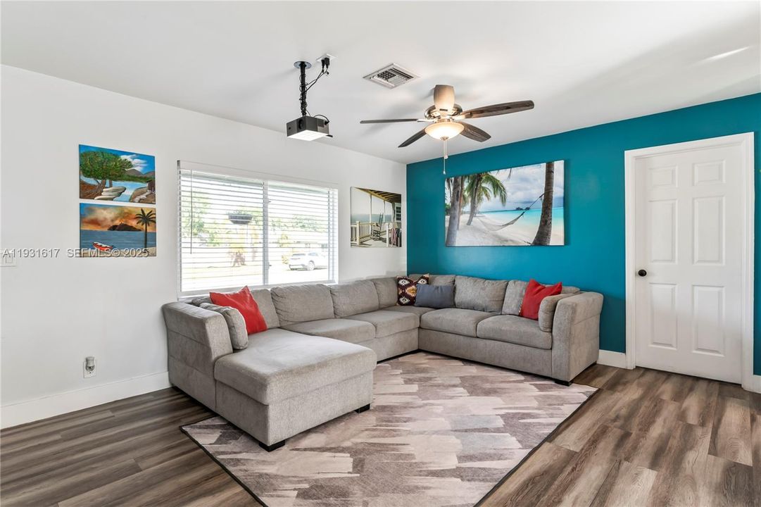 На продажу: $650,000 (3 спален, 2 ванн, 1196 Квадратных фут)