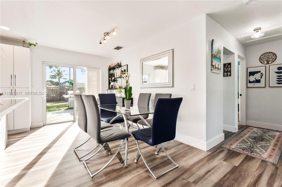 На продажу: $650,000 (3 спален, 2 ванн, 1196 Квадратных фут)