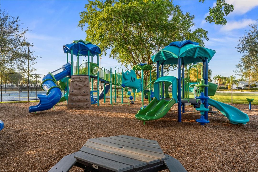 На продажу: $650,000 (3 спален, 2 ванн, 1196 Квадратных фут)