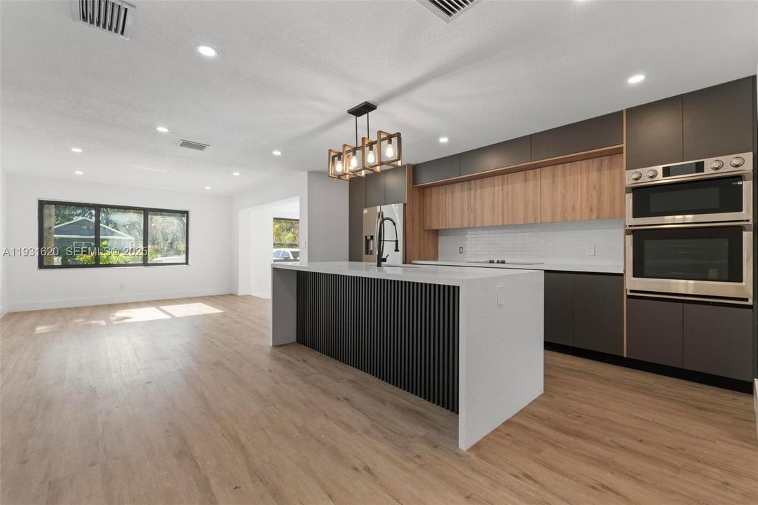 En Venta: $665,000 (3 camas, 3 baños, 1558 Pies cuadrados)