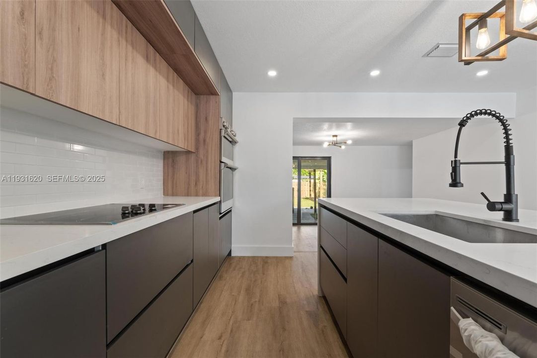 En Venta: $665,000 (3 camas, 3 baños, 1558 Pies cuadrados)