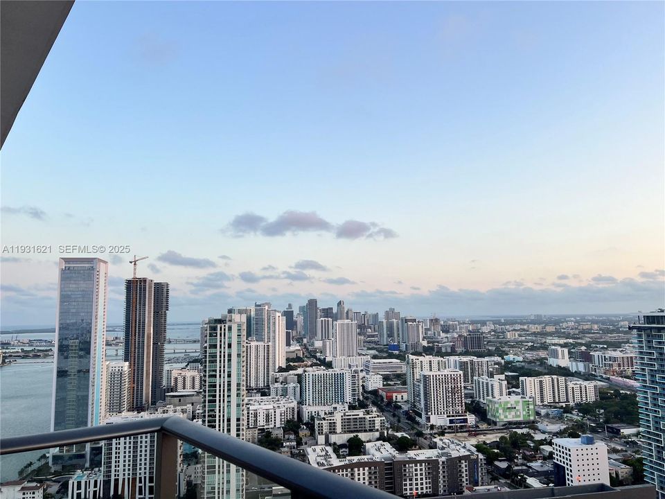 For Sale: $610,000 (1 beds, 1 baths, 833 Square Feet)