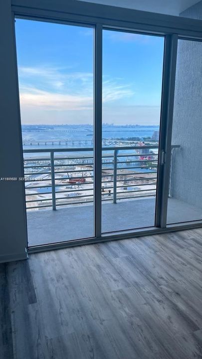 出租: $3,600 (2 贝兹, 2 浴室, 1105 平方英尺)