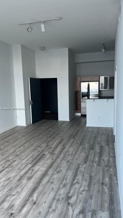 出租: $3,600 (2 贝兹, 2 浴室, 1105 平方英尺)