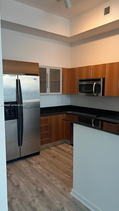 出租: $3,600 (2 贝兹, 2 浴室, 1105 平方英尺)