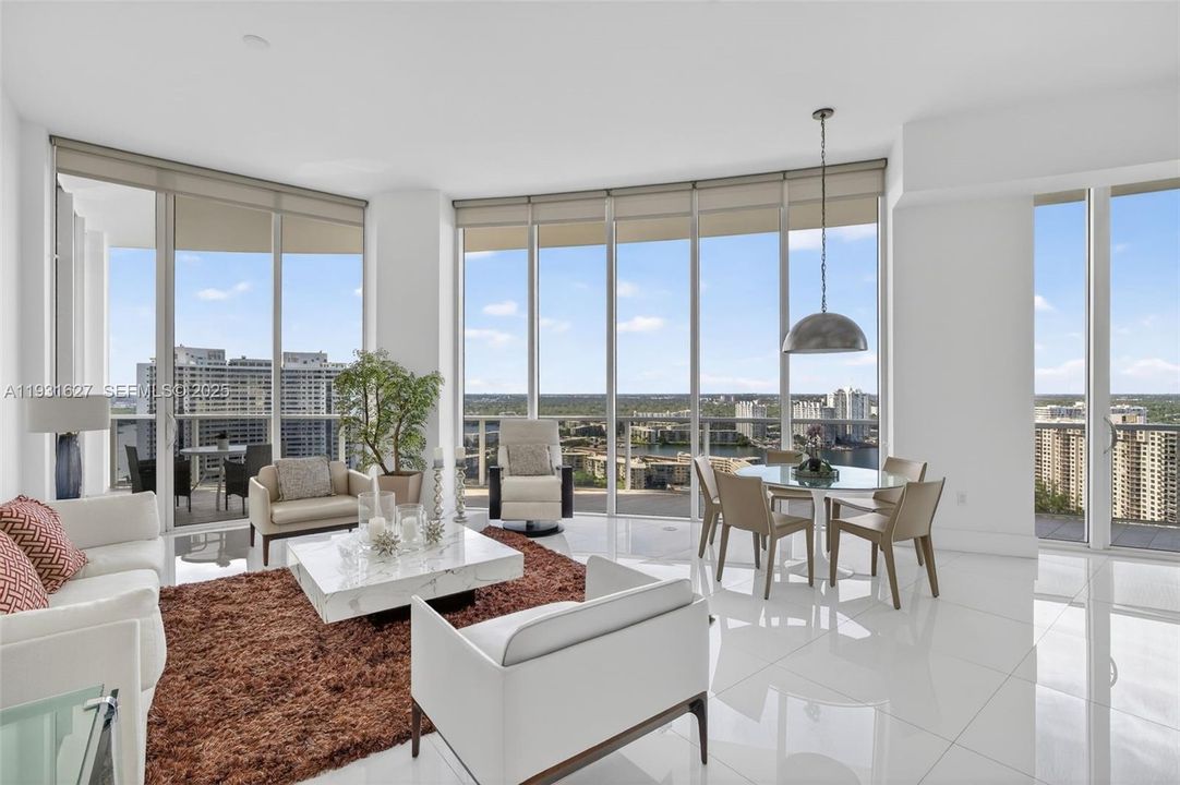 En Venta: $2,100,000 (3 camas, 3 baños, 2235 Pies cuadrados)