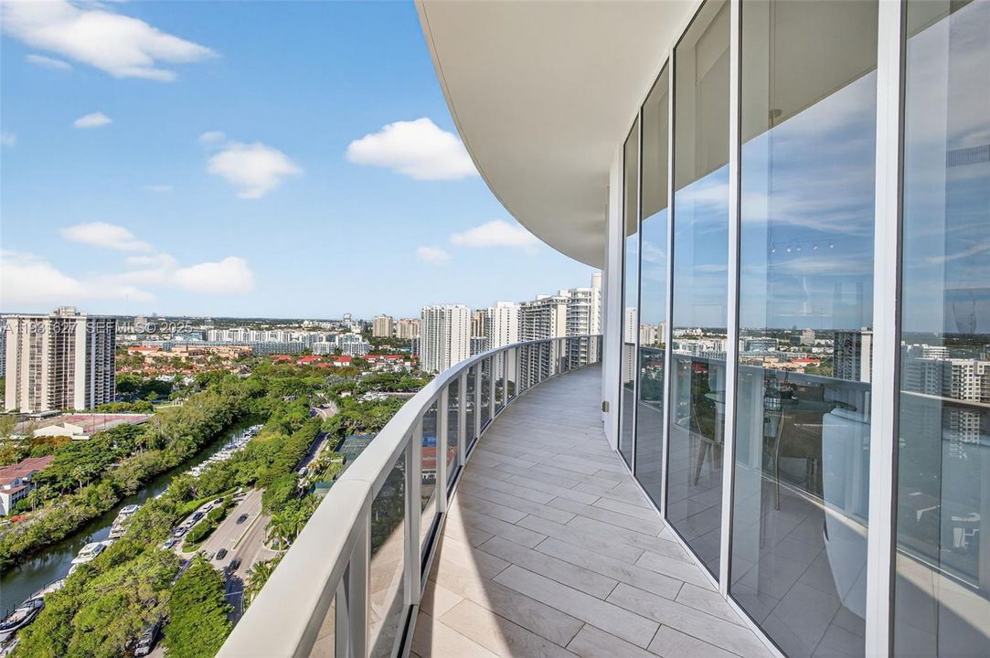 En Venta: $2,100,000 (3 camas, 3 baños, 2235 Pies cuadrados)