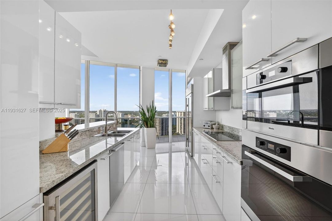 En Venta: $2,100,000 (3 camas, 3 baños, 2235 Pies cuadrados)