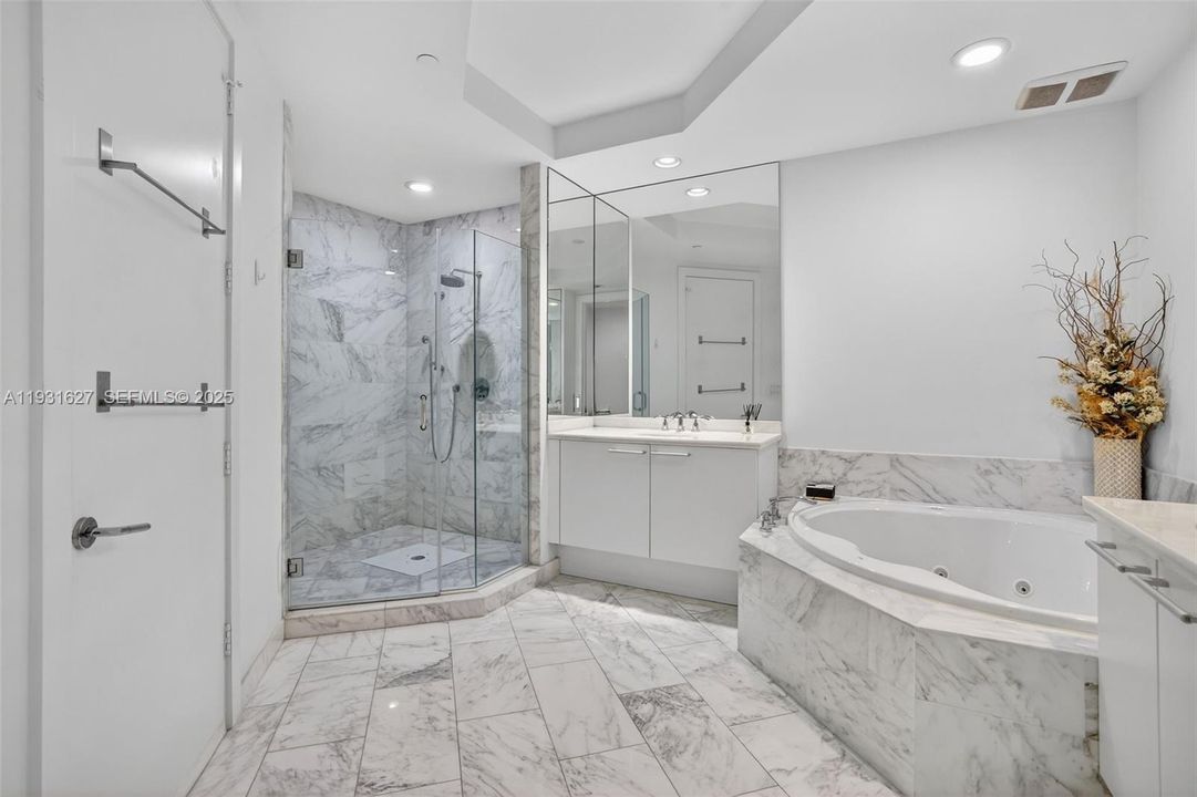 En Venta: $2,100,000 (3 camas, 3 baños, 2235 Pies cuadrados)