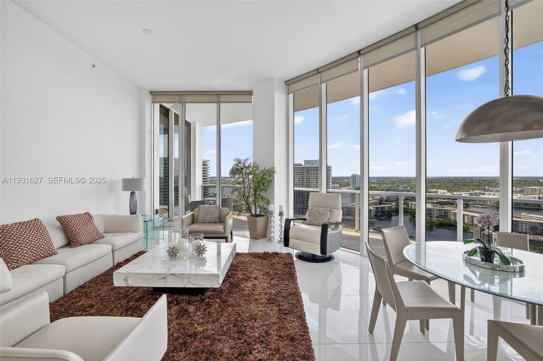 En Venta: $2,100,000 (3 camas, 3 baños, 2235 Pies cuadrados)