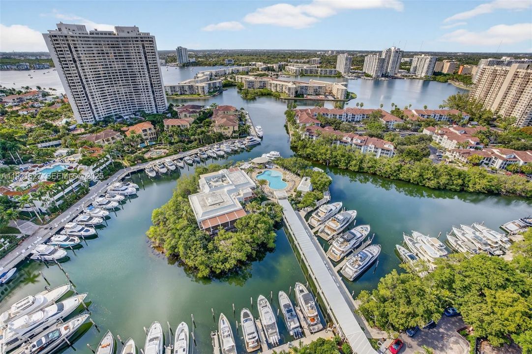 En Venta: $2,100,000 (3 camas, 3 baños, 2235 Pies cuadrados)