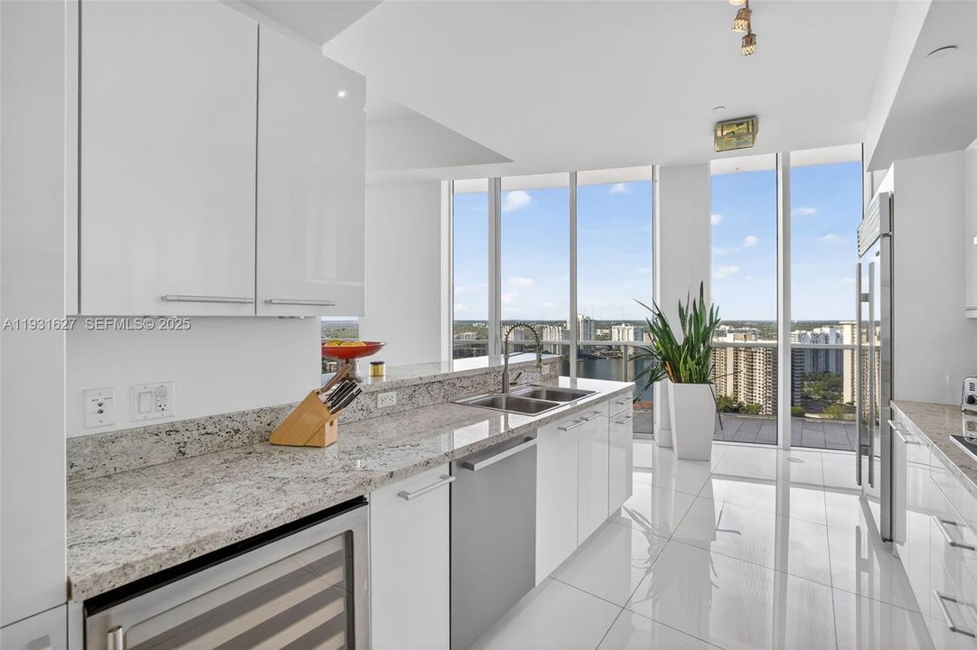 En Venta: $2,100,000 (3 camas, 3 baños, 2235 Pies cuadrados)