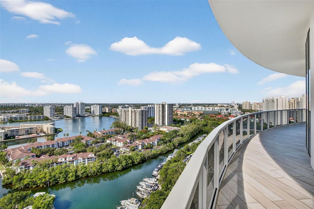 En Venta: $2,100,000 (3 camas, 3 baños, 2235 Pies cuadrados)