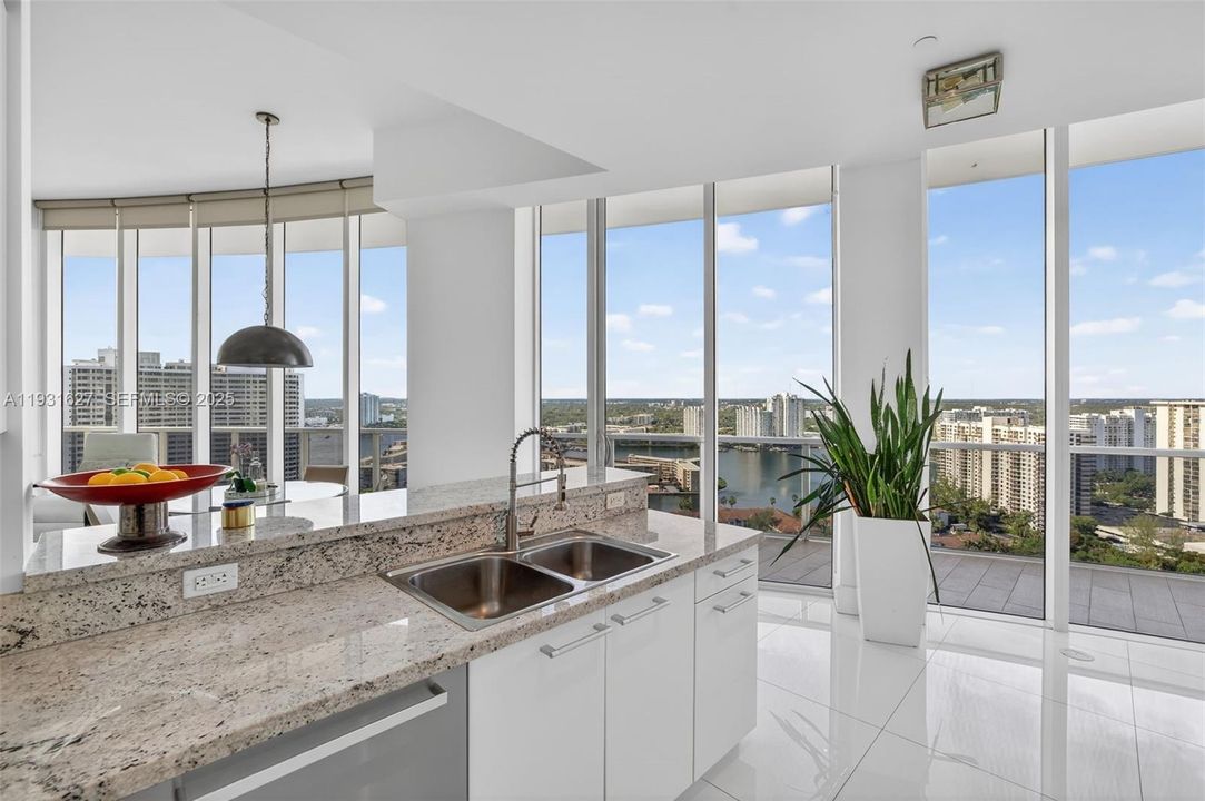 En Venta: $2,100,000 (3 camas, 3 baños, 2235 Pies cuadrados)