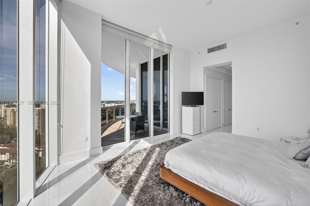 En Venta: $2,100,000 (3 camas, 3 baños, 2235 Pies cuadrados)