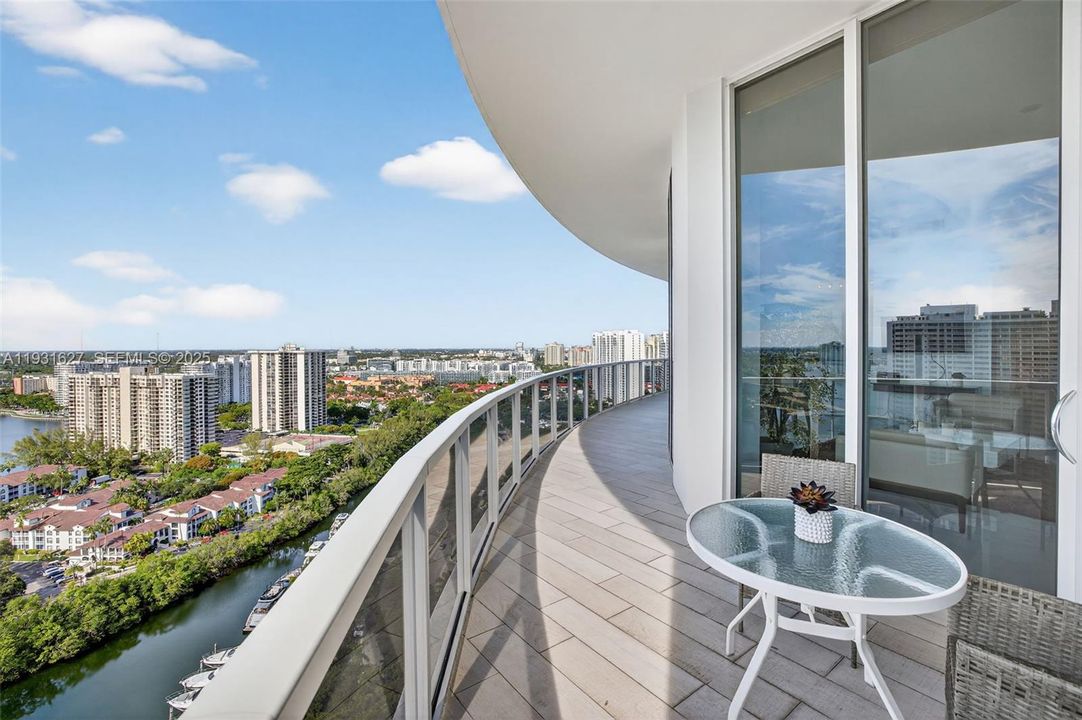 En Venta: $2,100,000 (3 camas, 3 baños, 2235 Pies cuadrados)