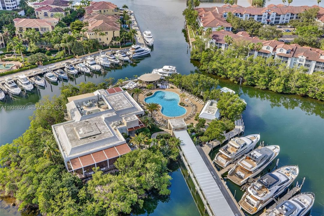 En Venta: $2,100,000 (3 camas, 3 baños, 2235 Pies cuadrados)