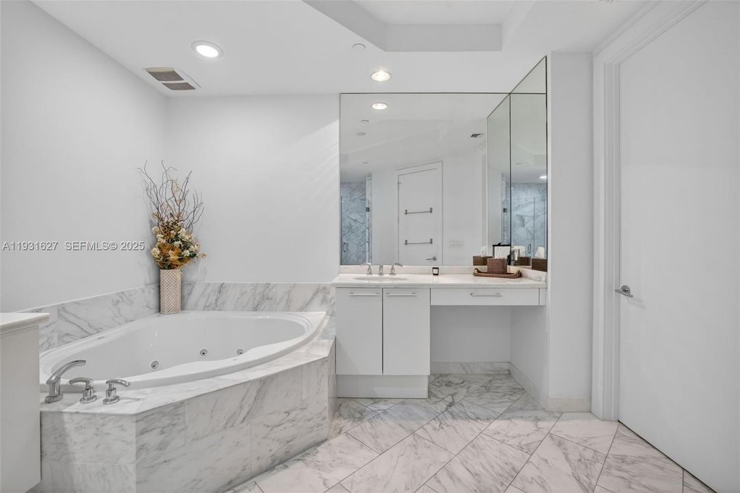 En Venta: $2,100,000 (3 camas, 3 baños, 2235 Pies cuadrados)