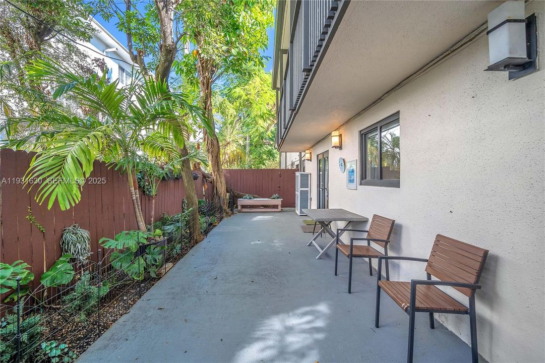 For Rent: $4,000 (2 beds, 2 baths, 1072 Square Feet)