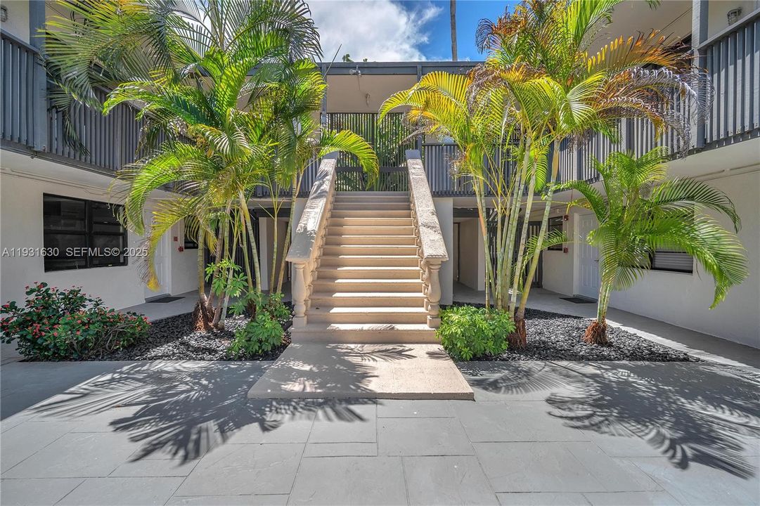 For Rent: $4,000 (2 beds, 2 baths, 1072 Square Feet)