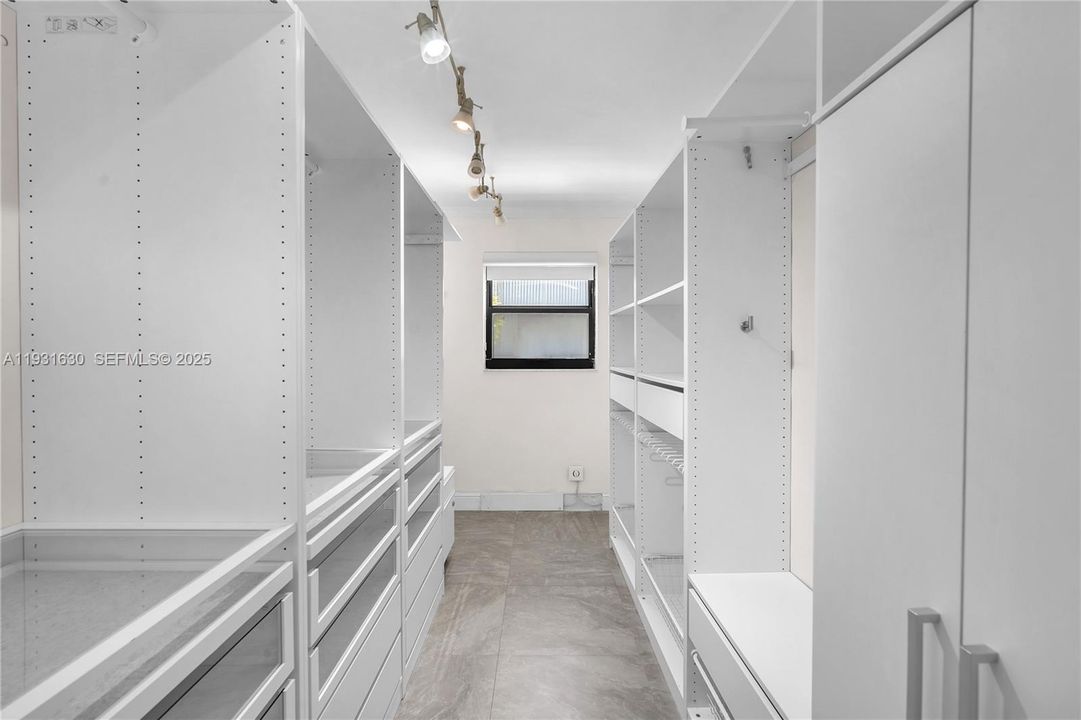 For Rent: $4,000 (2 beds, 2 baths, 1072 Square Feet)