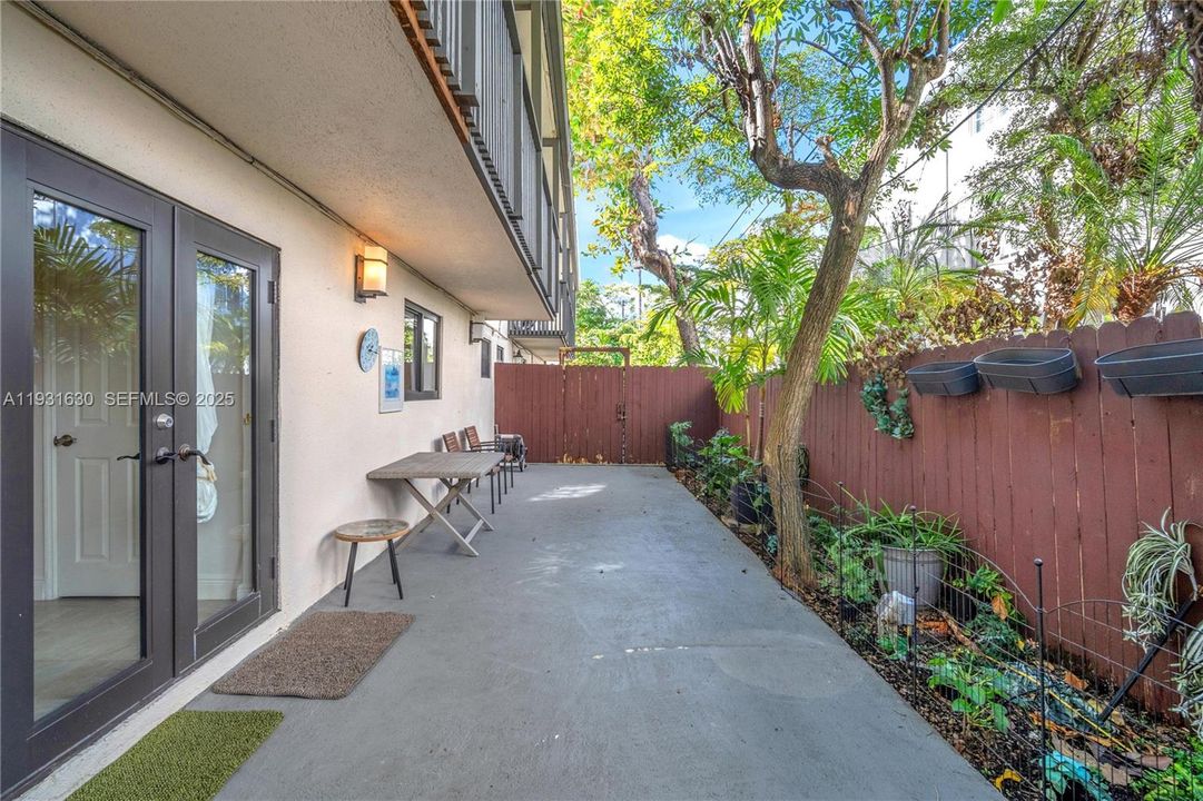 For Rent: $4,000 (2 beds, 2 baths, 1072 Square Feet)