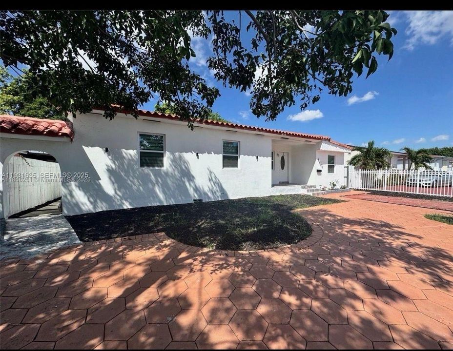 En Renta: $4,000 (4 camas, 1 baños, 2244 Pies cuadrados)